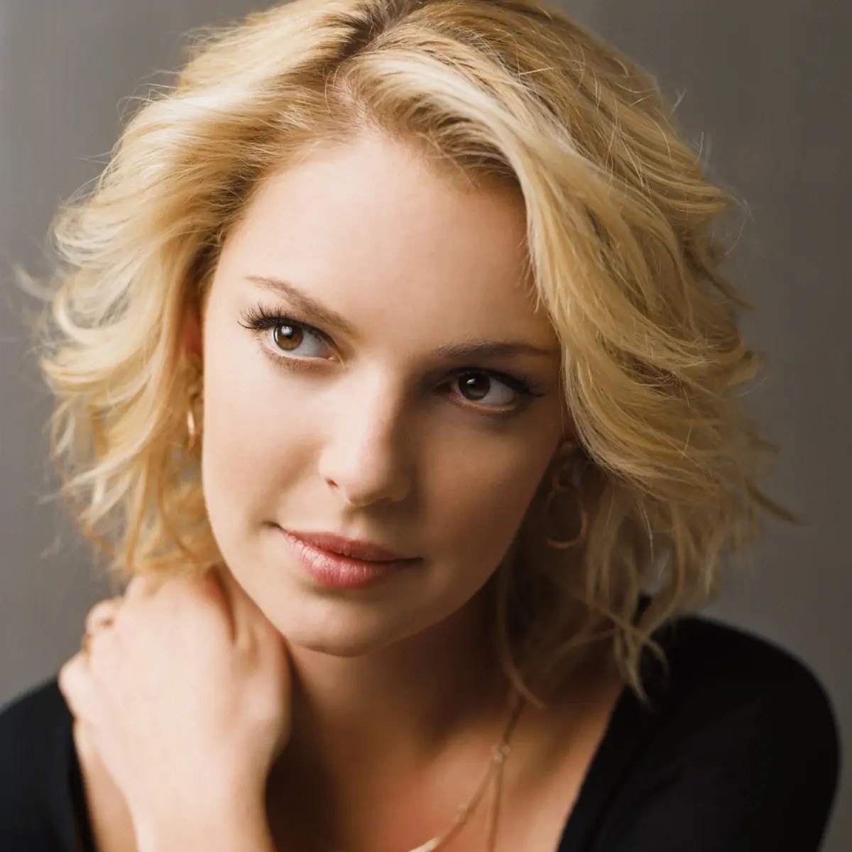 Portrait of actress Katherine Heigl, highlighting her role in founding the Jason Heigl Foundation.